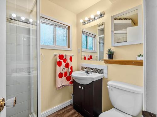 325 Collingwood Drive, Kamloops, BC - Indoor Photo Showing Bathroom