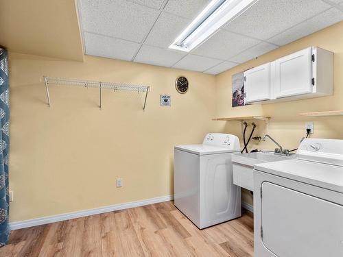 325 Collingwood Drive, Kamloops, BC - Indoor Photo Showing Laundry Room