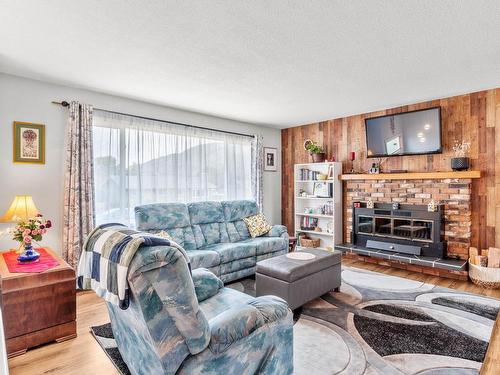 325 Collingwood Drive, Kamloops, BC - Indoor Photo Showing Living Room With Fireplace