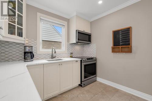 197 Charlotte Street, Hamilton, ON - Indoor Photo Showing Kitchen