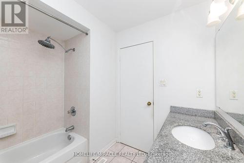 1823 Stevington Crescent, Mississauga, ON - Indoor Photo Showing Bathroom