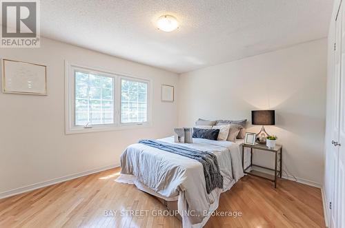 2031 Glenada Crescent, Oakville, ON - Indoor Photo Showing Bedroom