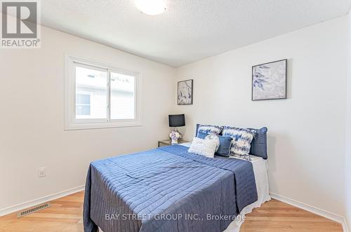 2031 Glenada Crescent, Oakville, ON - Indoor Photo Showing Bedroom