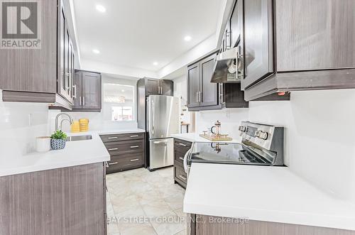 2031 Glenada Crescent, Oakville, ON - Indoor Photo Showing Kitchen With Upgraded Kitchen