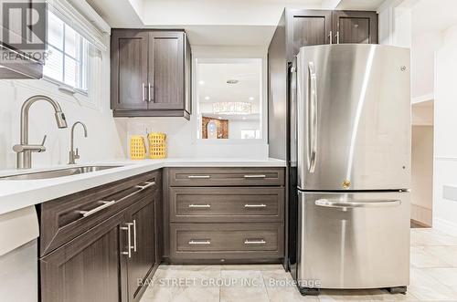 2031 Glenada Crescent, Oakville, ON - Indoor Photo Showing Kitchen With Upgraded Kitchen
