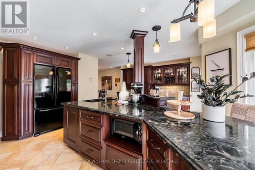 879 Ridge Valley Drive, Oshawa, ON - Indoor Photo Showing Kitchen With Upgraded Kitchen