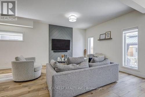 1426 Twilite Boulevard, London, ON - Indoor Photo Showing Living Room