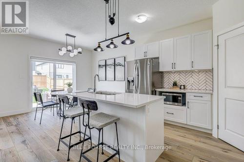 1426 Twilite Boulevard, London, ON - Indoor Photo Showing Kitchen With Upgraded Kitchen