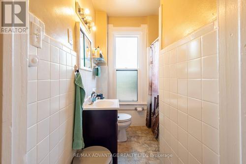 375 London Road, Sarnia, ON - Indoor Photo Showing Bathroom