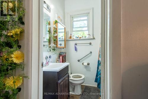 375 London Road, Sarnia, ON - Indoor Photo Showing Bathroom