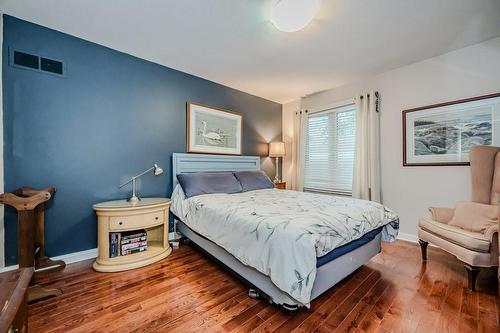 1319 Tyandaga Park Drive, Burlington, ON - Indoor Photo Showing Bedroom