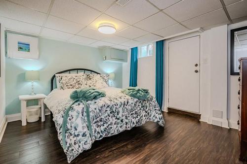 1319 Tyandaga Park Drive, Burlington, ON - Indoor Photo Showing Bedroom