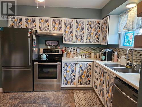 226 Spieker Avenue, Tumbler Ridge, BC - Indoor Photo Showing Kitchen With Double Sink