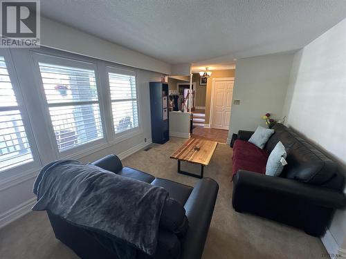 39 Harding Ave, Kirkland Lake, ON - Indoor Photo Showing Living Room