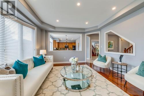 2216 Lapsley Crescent, Oakville, ON - Indoor Photo Showing Living Room