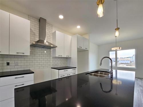 171 Clarkleigh Crescent, Winnipeg, MB - Indoor Photo Showing Kitchen With Double Sink With Upgraded Kitchen