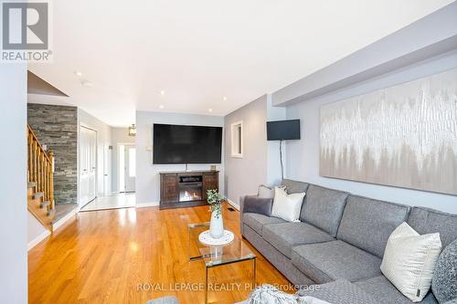 1092 Mcclenahan Crescent, Milton, ON - Indoor Photo Showing Living Room