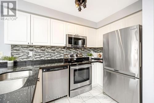 1092 Mcclenahan Crescent, Milton, ON - Indoor Photo Showing Kitchen With Double Sink With Upgraded Kitchen