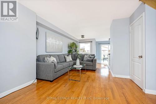 1092 Mcclenahan Crescent, Milton, ON - Indoor Photo Showing Living Room