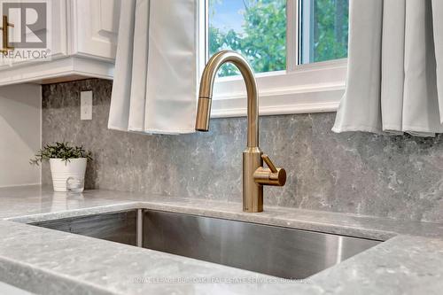 3122 Michael Crescent, Burlington, ON - Indoor Photo Showing Kitchen