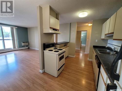 65 1 Columbia Drive, Saskatoon, SK - Indoor Photo Showing Kitchen With Double Sink