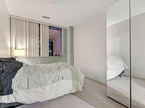 605-393 King St W, Toronto, ON - Indoor Photo Showing Bedroom