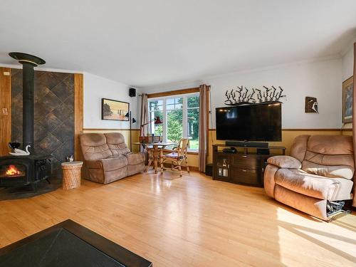 Salon - 8 Rue De Coulomb, Saint-Jean-Sur-Richelieu, QC - Indoor Photo Showing Living Room With Fireplace