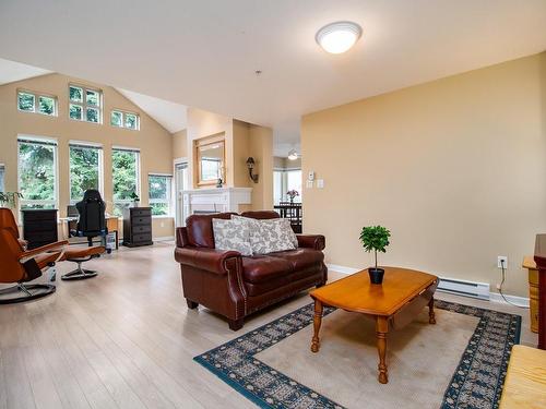 307-5625 Edgewater Lane, Nanaimo, BC - Indoor Photo Showing Living Room