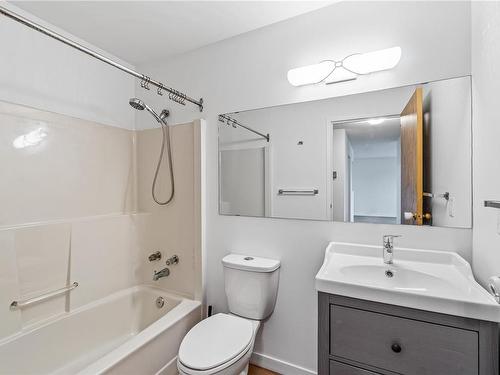 426-6711 Dover Rd, Nanaimo, BC - Indoor Photo Showing Bathroom