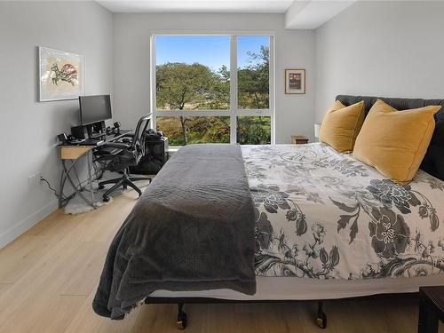 408-1301 Hillside Ave, Victoria, BC - Indoor Photo Showing Bedroom