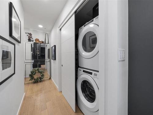 305-1033 Cook St, Victoria, BC - Indoor Photo Showing Laundry Room