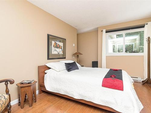 303-1361 Hillside Ave, Victoria, BC - Indoor Photo Showing Bedroom