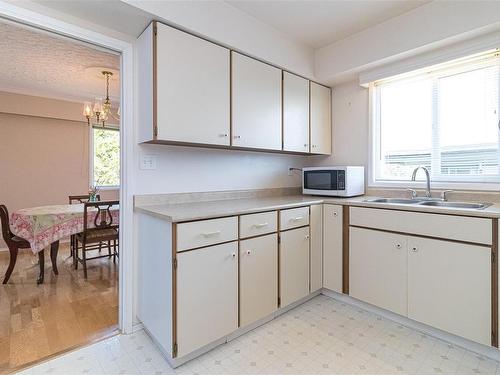 401-978 Heywood Ave, Victoria, BC - Indoor Photo Showing Kitchen With Double Sink