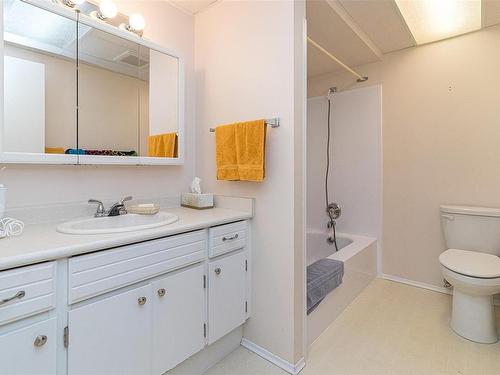 401-978 Heywood Ave, Victoria, BC - Indoor Photo Showing Bathroom