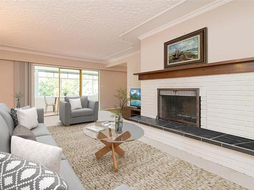 401-978 Heywood Ave, Victoria, BC - Indoor Photo Showing Living Room With Fireplace
