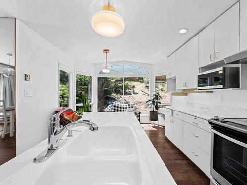 445 Dufferin Terrace, Kamloops, BC - Indoor Photo Showing Kitchen