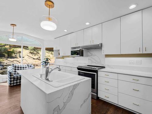 445 Dufferin Terrace, Kamloops, BC - Indoor Photo Showing Kitchen