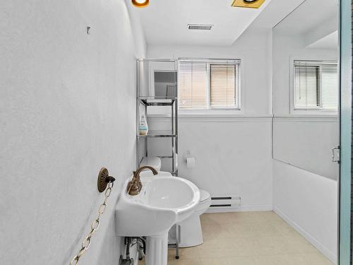 445 Dufferin Terrace, Kamloops, BC - Indoor Photo Showing Bathroom