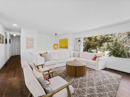 445 Dufferin Terrace, Kamloops, BC - Indoor Photo Showing Living Room