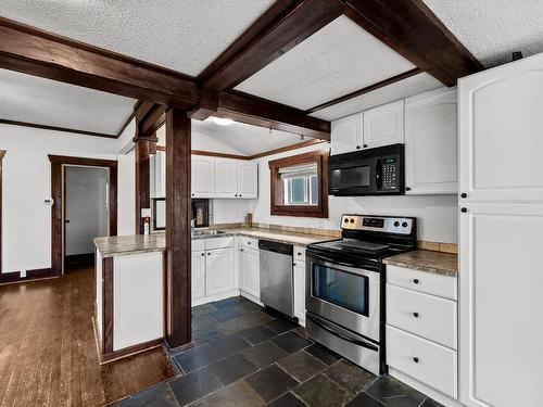 644 Pleasant Street, Kamloops, BC - Indoor Photo Showing Kitchen