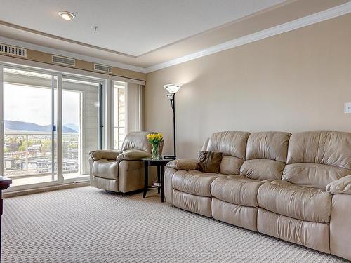 312-3220 Centennial Drive, Out Of District, BC - Indoor Photo Showing Living Room