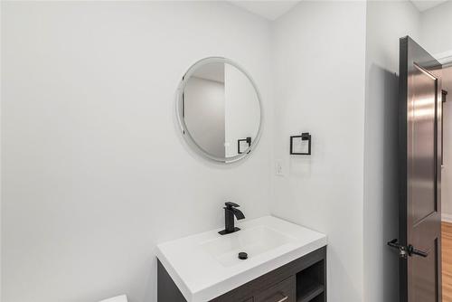 284 Grosvenor Avenue N, Hamilton, ON - Indoor Photo Showing Bathroom