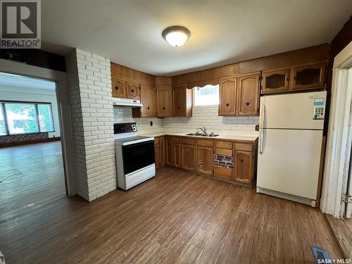 1606 Garnet Street, Regina, SK - Indoor Photo Showing Kitchen With Double Sink
