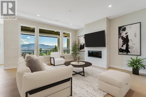 2811 Copper Ridge Drive, West Kelowna, BC - Indoor Photo Showing Living Room