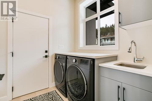 2811 Copper Ridge Drive, West Kelowna, BC - Indoor Photo Showing Laundry Room