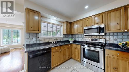 522 Cam Fella Boulevard, Whitchurch-Stouffville (Stouffville), ON - Indoor Photo Showing Kitchen With Double Sink