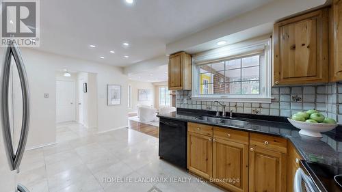 522 Cam Fella Boulevard, Whitchurch-Stouffville (Stouffville), ON - Indoor Photo Showing Kitchen With Double Sink