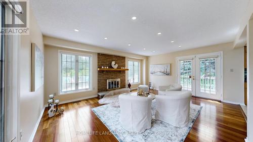 522 Cam Fella Boulevard, Whitchurch-Stouffville (Stouffville), ON - Indoor Photo Showing Living Room With Fireplace