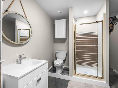 1355 Sunshine Crt, Kamloops, BC - Indoor Photo Showing Bathroom