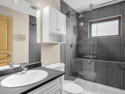 1355 Sunshine Crt, Kamloops, BC - Indoor Photo Showing Bathroom